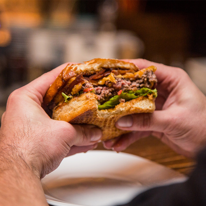 Vynikajúci hamburger Kocúr káva a bistro v Martine